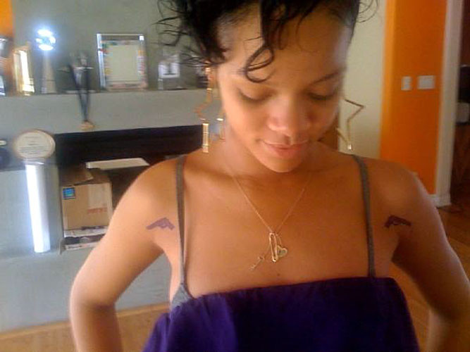 Rihanna exposant ses beaux gros seins et posant très sexy dans une certaine tenue
 #75385271