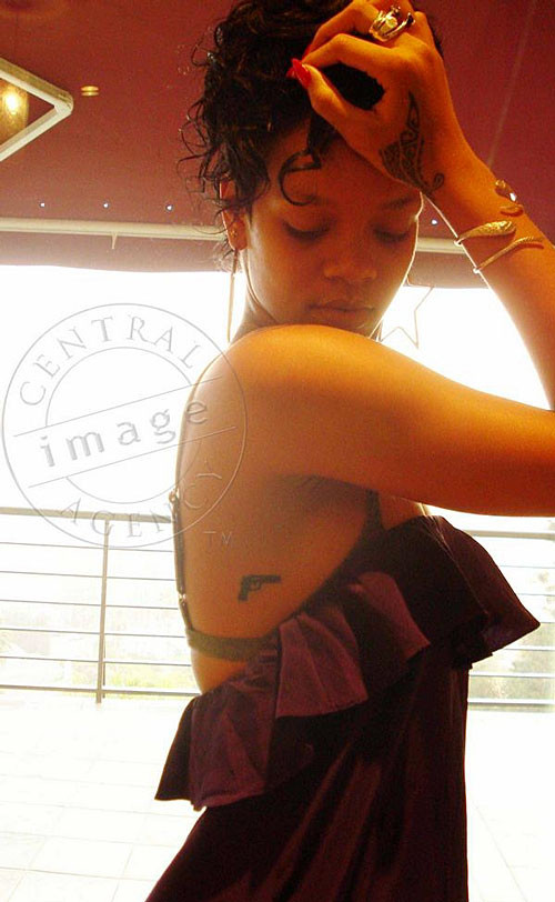 Rihanna exponiendo sus lindas y grandes tetas y posando muy sexy en algún atuendo
 #75385286