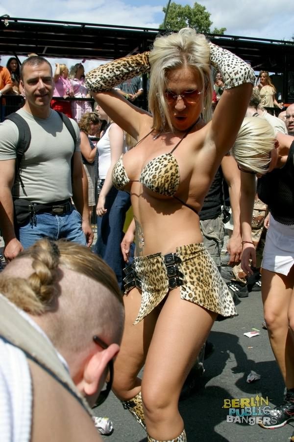 ドイツの野外ファックパレードで公衆の面前で汚い行為をする不潔な女たち
 #76768693