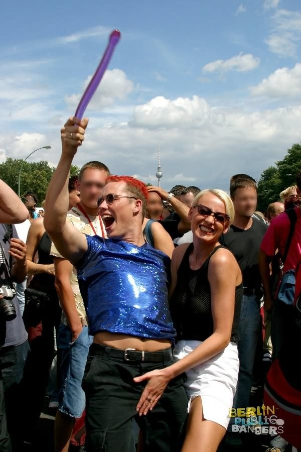 Putas asquerosas haciéndose la puñeta en público en un desfile de folladas al aire libre en Alemania
 #76768720