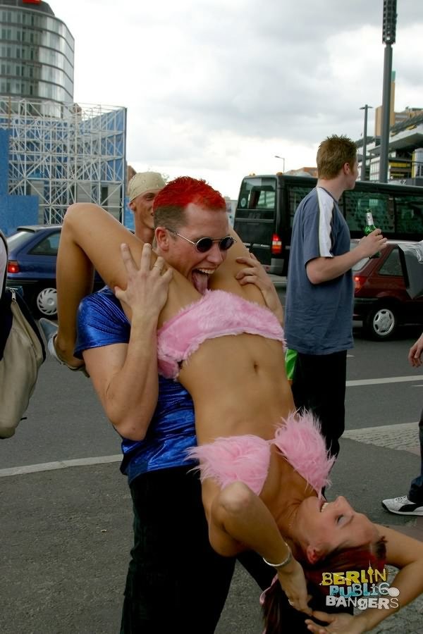 ドイツの野外ファックパレードで公衆の面前で汚い行為をする不潔な女たち
 #76768747