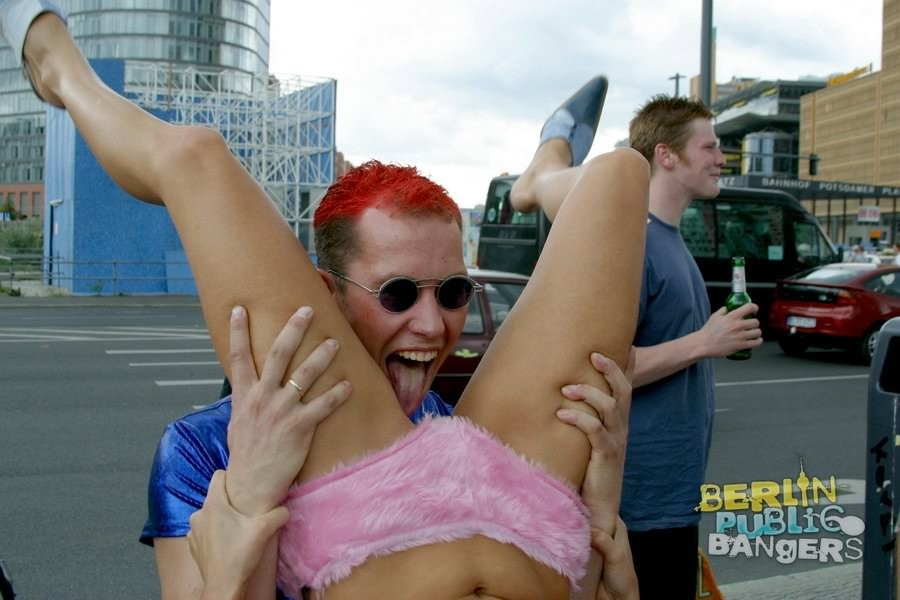 ドイツの野外ファックパレードで公衆の面前で汚い行為をする不潔な女たち
 #76768753