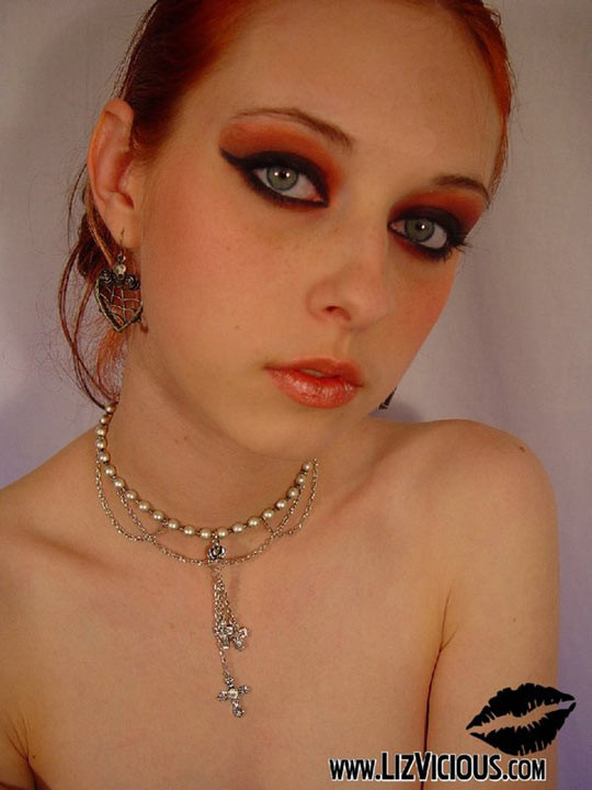 Rothaarige Gothic-Teenie mit sexy Make-up zeigt ihren schlanken Körper
 #77187379