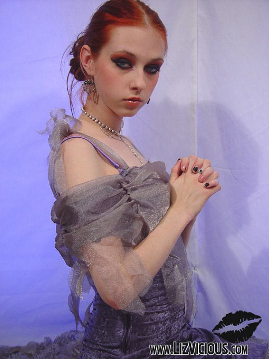 Rothaarige Gothic-Teenie mit sexy Make-up zeigt ihren schlanken Körper
 #77187435