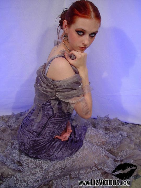 Rothaarige Gothic-Teenie mit sexy Make-up zeigt ihren schlanken Körper
 #77187443