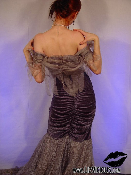 Rothaarige Gothic-Teenie mit sexy Make-up zeigt ihren schlanken Körper
 #77187452