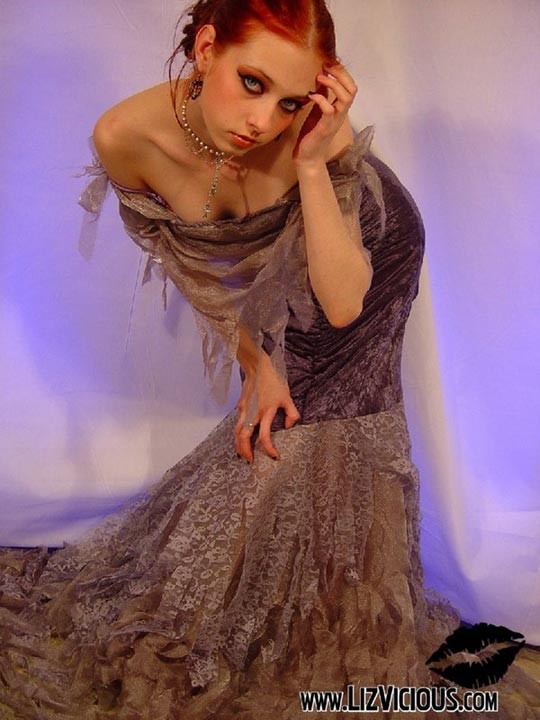 Rothaarige Gothic-Teenie mit sexy Make-up zeigt ihren schlanken Körper
 #77187463