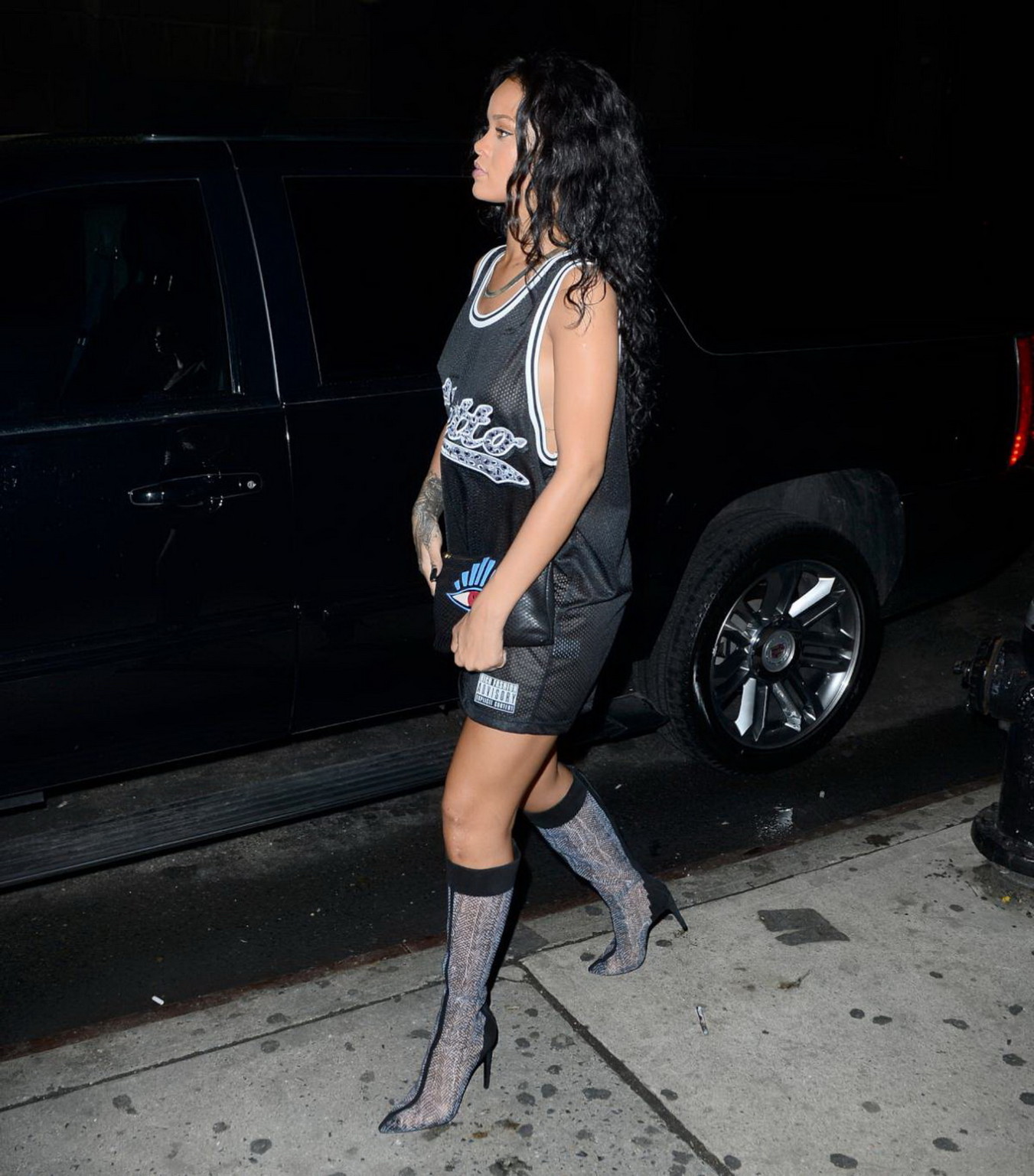 Rihanna blinkt ihre Brüste und Höschen in einem Seethru-Trikot in nyc
 #75197651