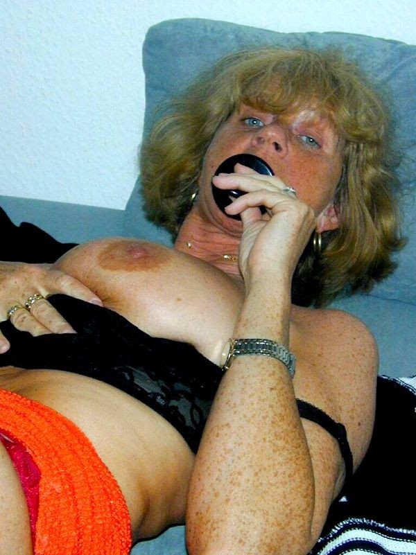 Busty granny is stretching her hairy pussy #76341980