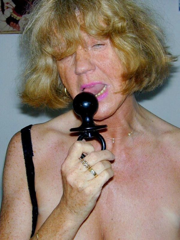 Busty granny is stretching her hairy pussy #76342024