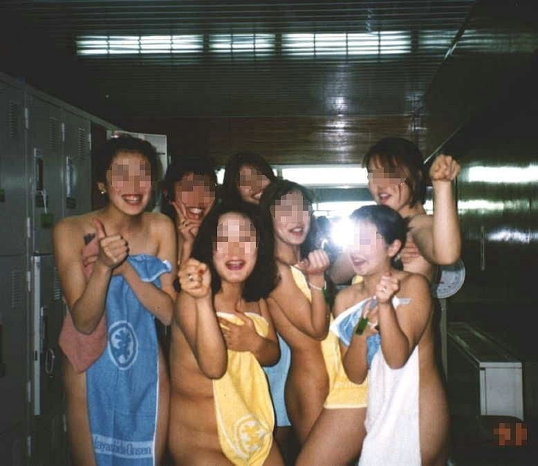 Esposa asiática caliente doblemente follada en una orgía swinger casera
 #67480315