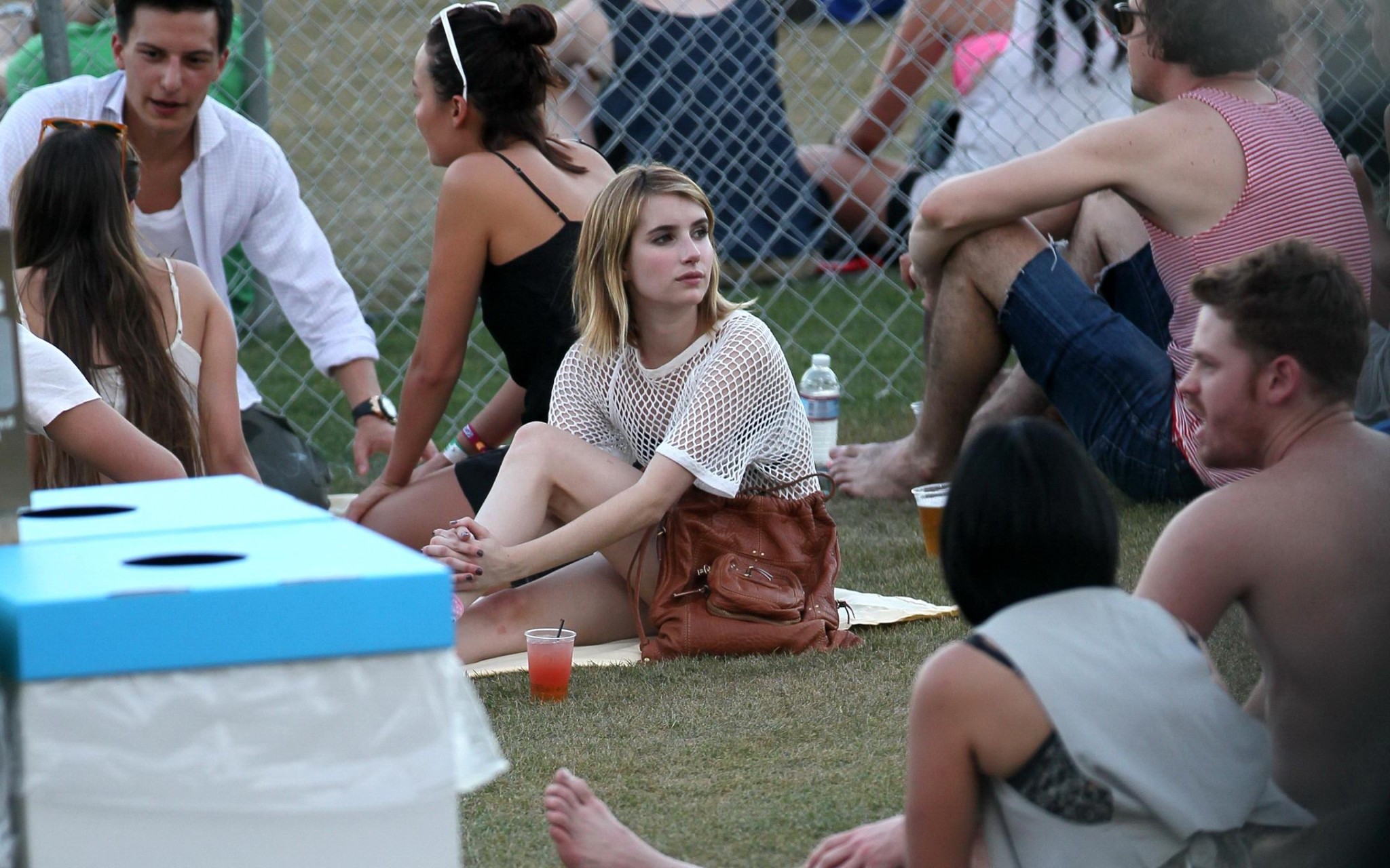 Emma roberts luciendo un sexy atuendo en el festival de música de coachella
 #75265384