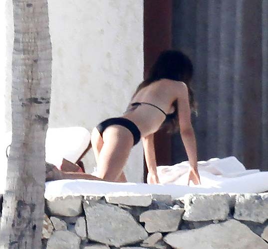 Kate Beckinsale very sexy and hot bikini paparazzi photos on pool #75285900