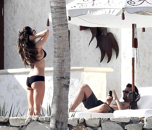 Kate Beckinsale very sexy and hot bikini paparazzi photos on pool #75285914