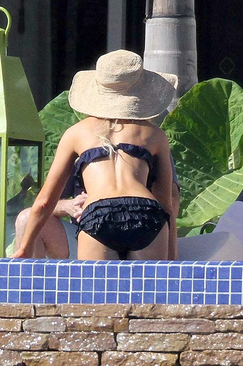 Kate beckinsale très sexy et chaude en bikini photos paparazzi sur la piscine
 #75285920