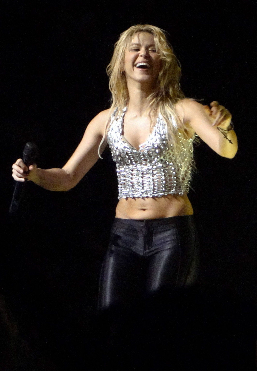Shakira ripoll danse du ventre sur la scène à miami
 #75331575