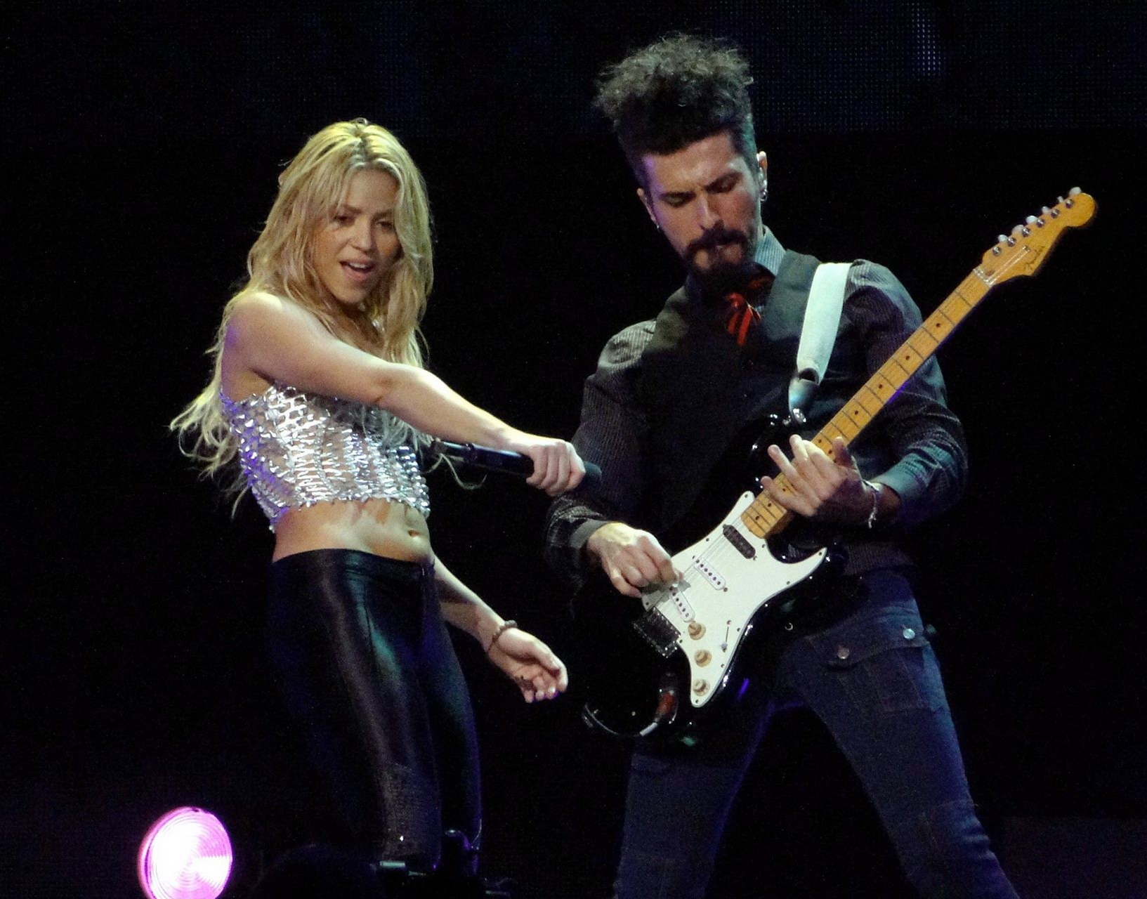 Shakira ripoll danse du ventre sur la scène à miami
 #75331594