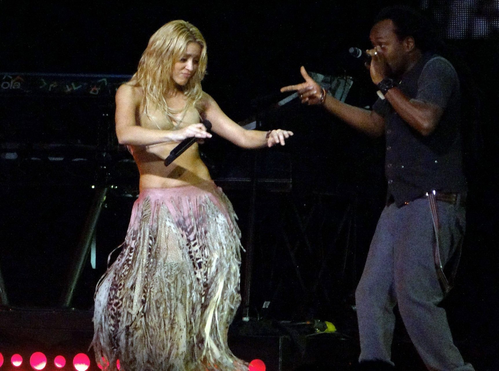 Shakira Ripoll belly dancing on the stage in Miami #75331601