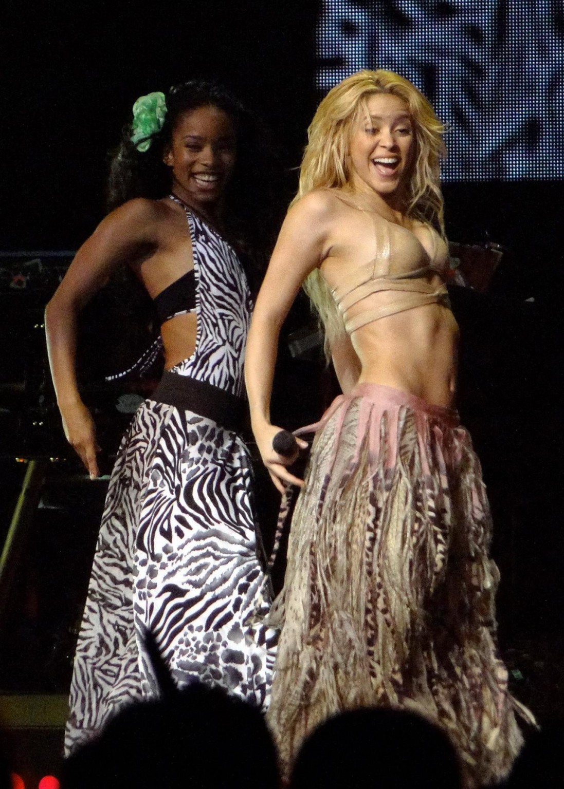 Shakira ripoll danse du ventre sur la scène à miami
 #75331648