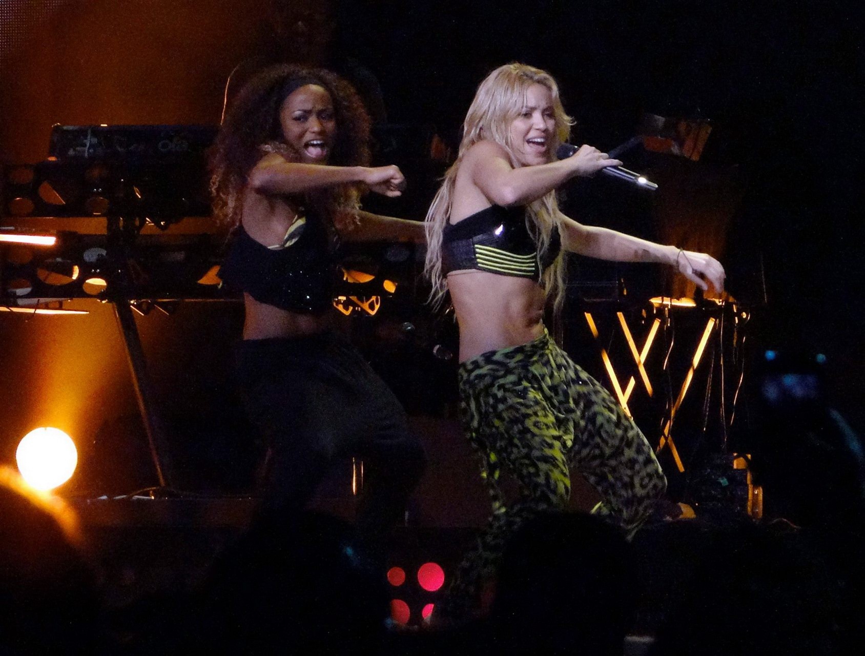 Shakira ripoll danse du ventre sur la scène à miami
 #75331686