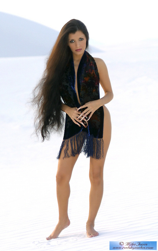 Sexy Latina Schönheit posiert nackt im weißen Sand
 #74971263
