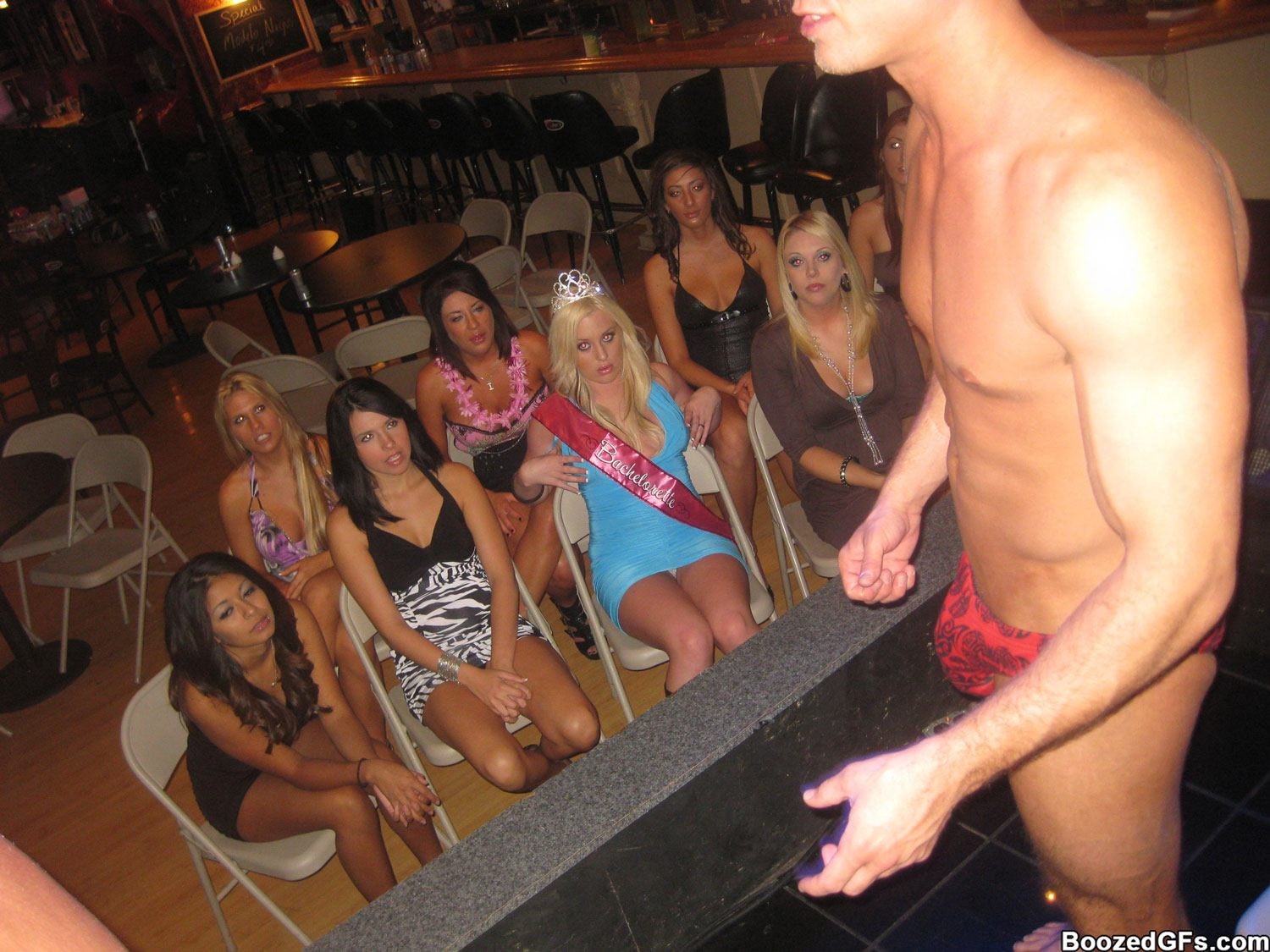 Strippers cachondos con pollas grandes follando con chicas en una fiesta
 #76401531