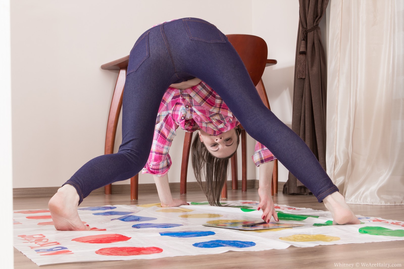 Whitney spielt nackten Twister und hat nackten Spaß
 #67688282