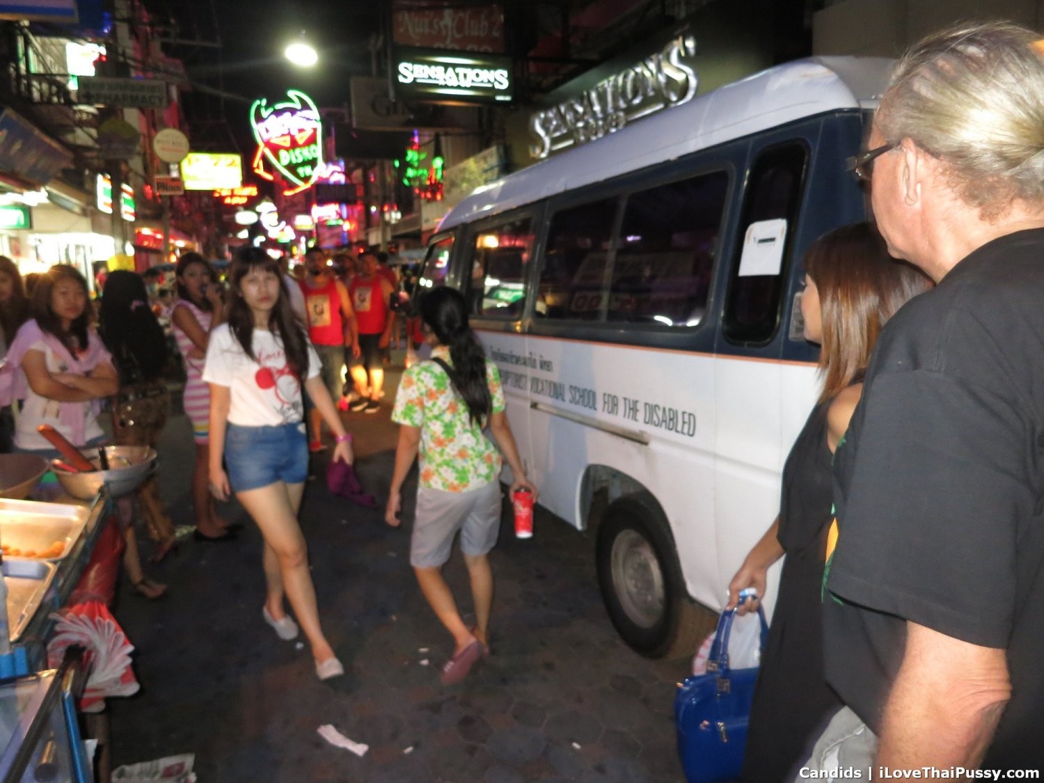 Heiße thailändische Teenie-Nutte spreizt ihre engen asiatischen Pussy-Lippen für Sextouristen
 #67886568