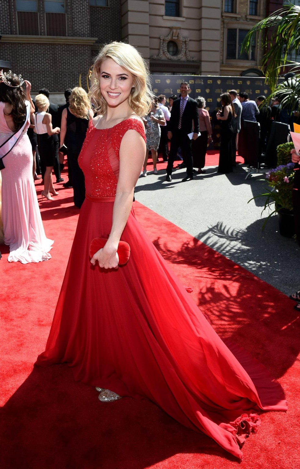 Linsey godfrey vollbusig und brustfrei in einem teilweise durchsichtigen roten Kleid bei der
 #75166199