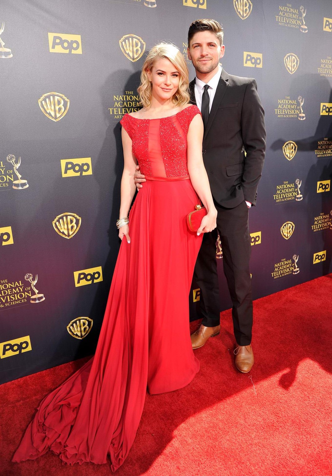 Linsey godfrey vollbusig und brustfrei in einem teilweise durchsichtigen roten Kleid bei der
 #75166240