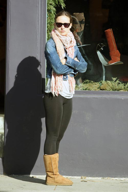 Olivia wilde zeigt berühmte Titten auf dem Bett
 #75366880