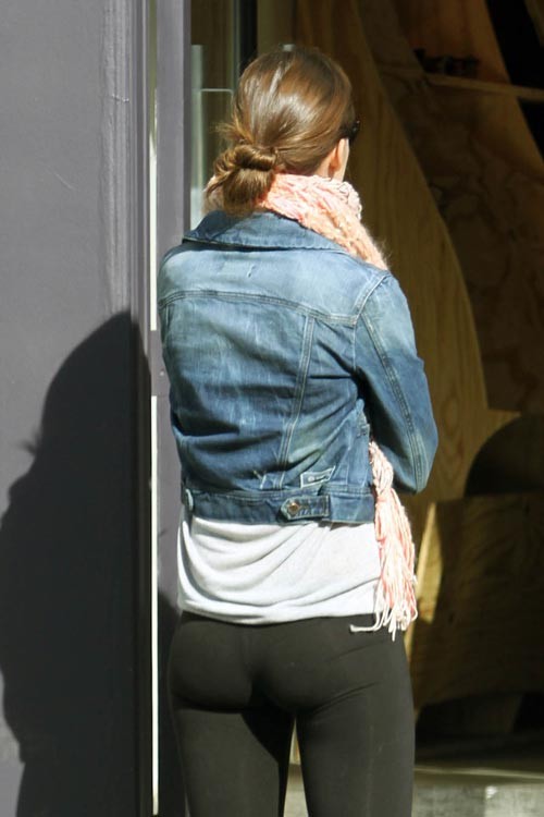 Olivia wilde zeigt berühmte Titten auf dem Bett
 #75366882