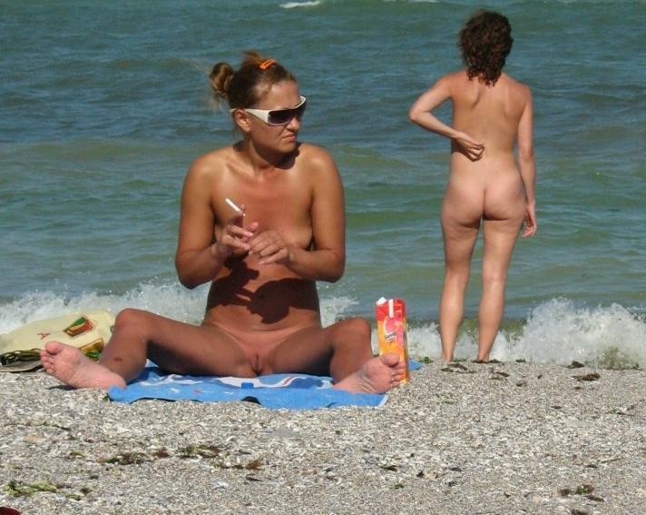En la playa nudista las jóvenes juegan desnudas
 #72251673