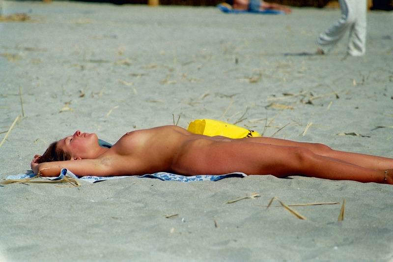 En la playa nudista las jóvenes juegan desnudas
 #72251701