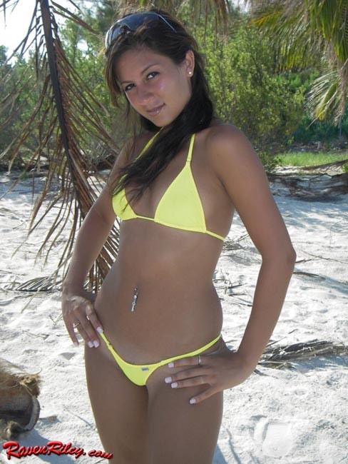 Joven latina con bikini amarillo en la playa
 #73208510