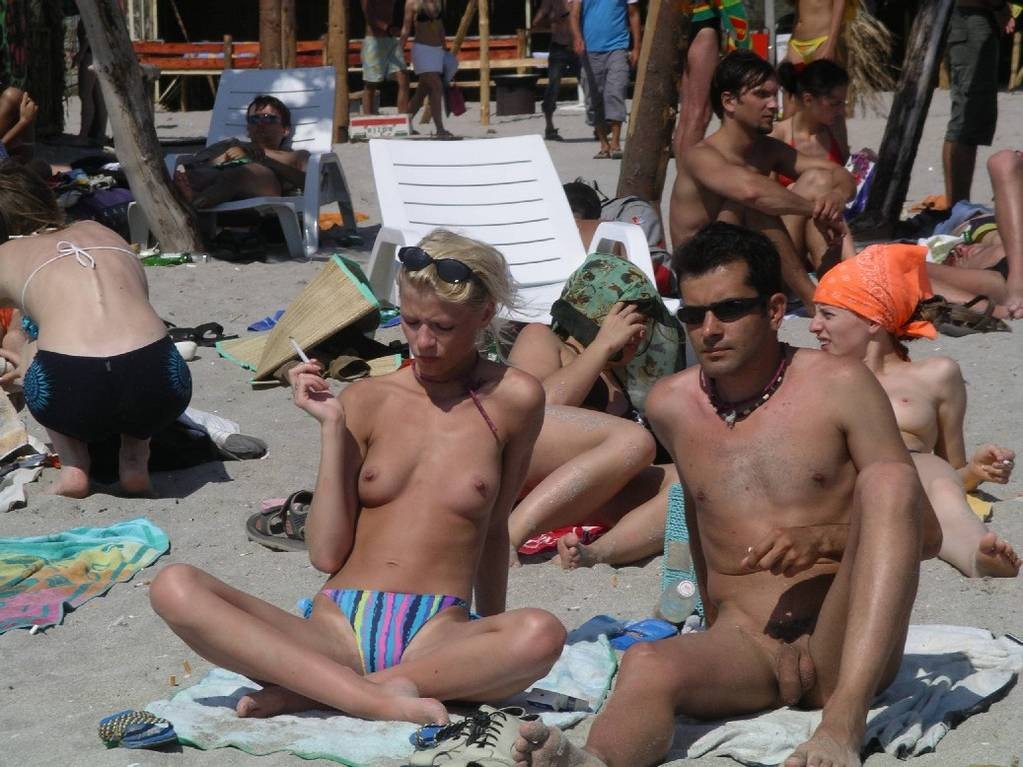 Teenie-Nudisten entblößen sich an einem öffentlichen Strand
 #72248020