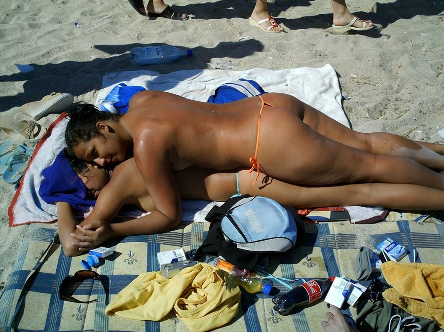 Des jeunes nudistes s'exposent sur une plage publique.
 #72248046