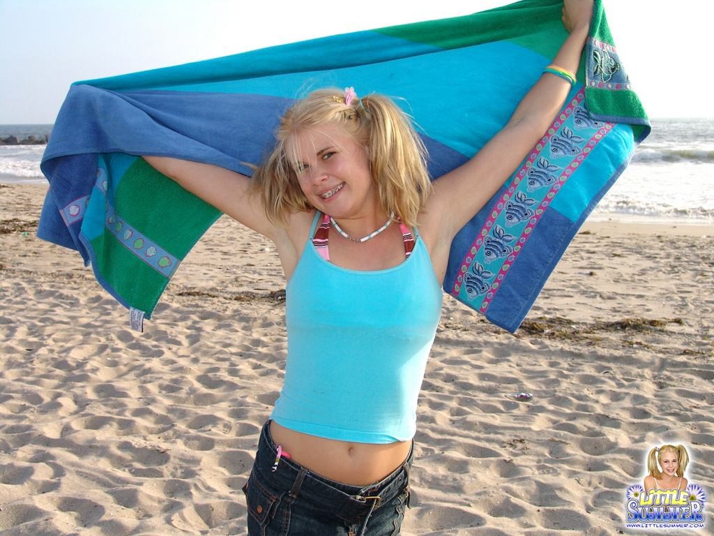 Une jeune fille de dix-huit ans s'exhibe en bikini sur la plage.
 #73164032