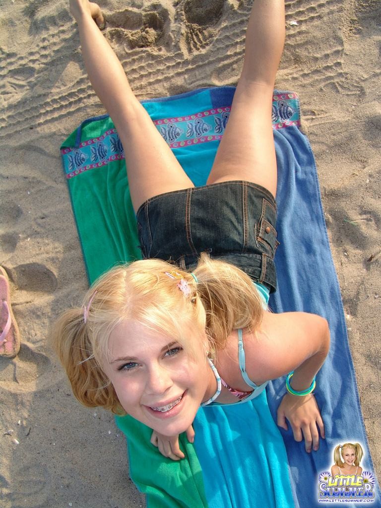 Une jeune fille de dix-huit ans s'exhibe en bikini sur la plage.
 #73164050