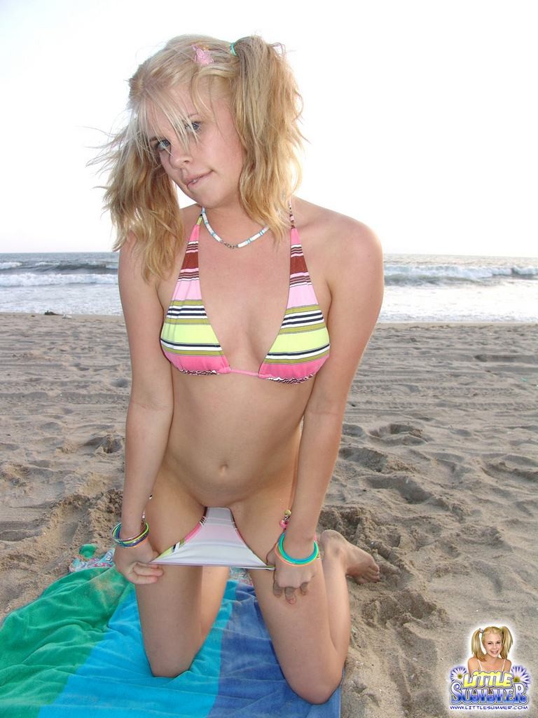 Achtzehn Jahre alt blinkt im Bikini am Strand
 #73164119