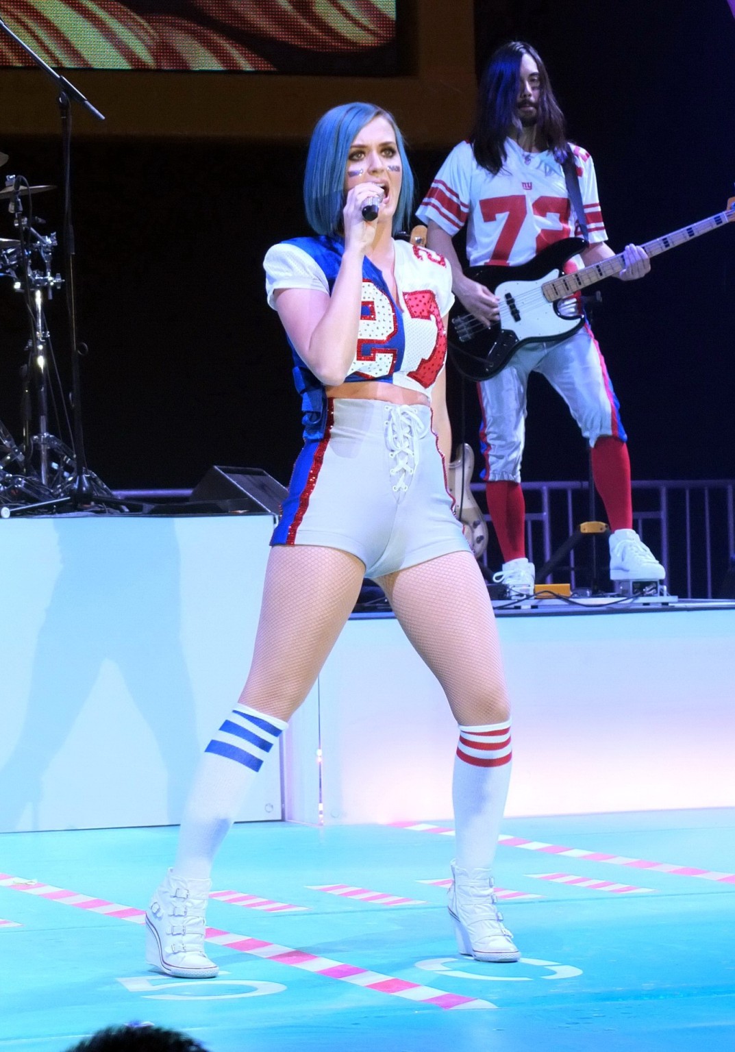 Katy Perry in kurzen Socken beim DirectV Super Saturday Night Concert
 #75274591