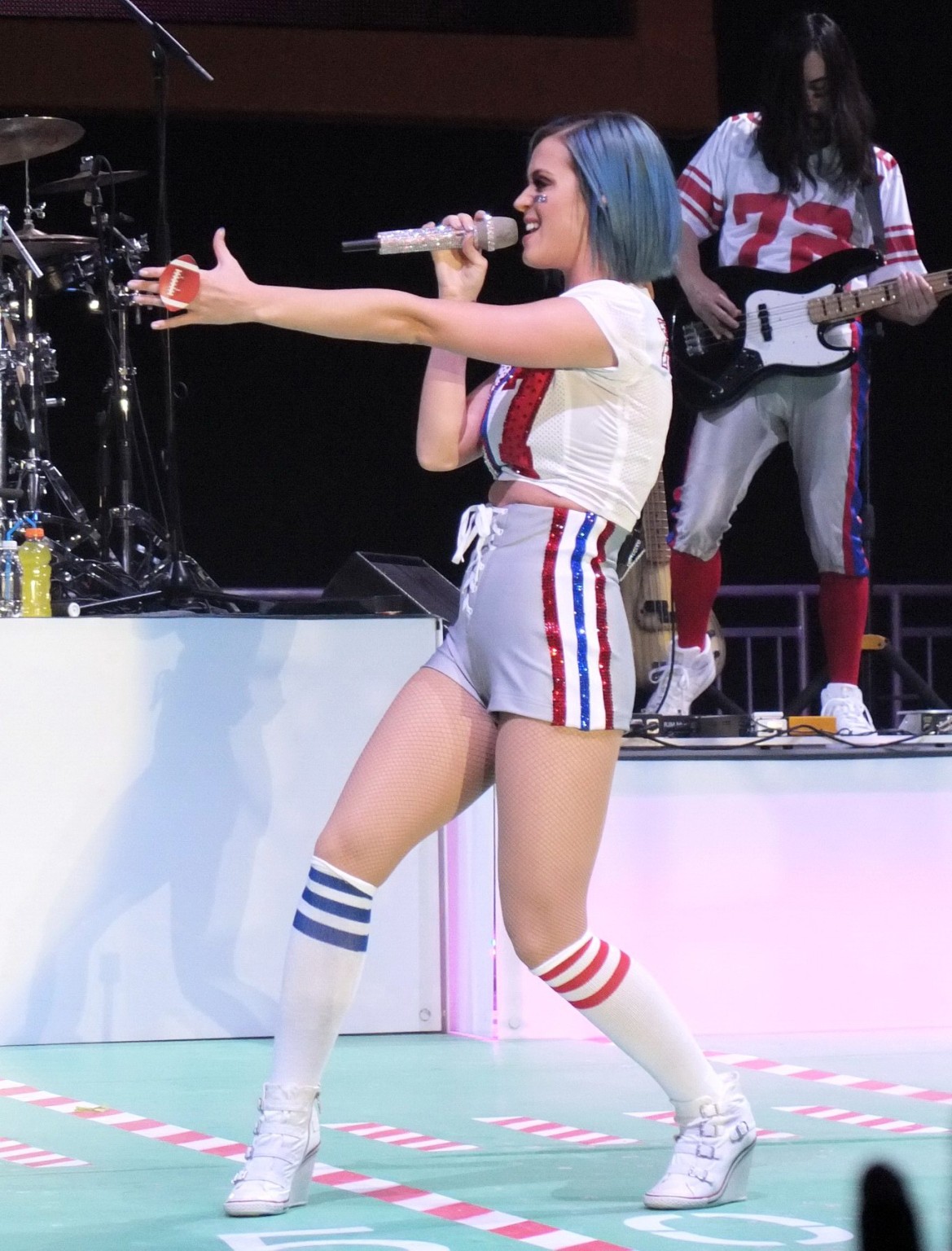 Katy Perry in kurzen Socken beim DirectV Super Saturday Night Concert
 #75274601