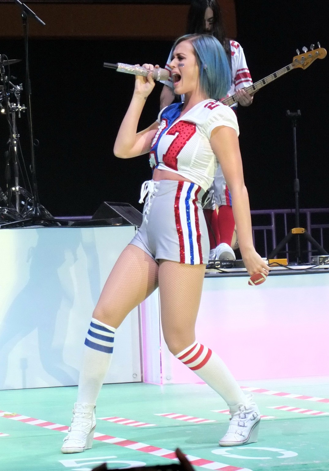 Katy Perry in kurzen Socken beim DirectV Super Saturday Night Concert
 #75274606