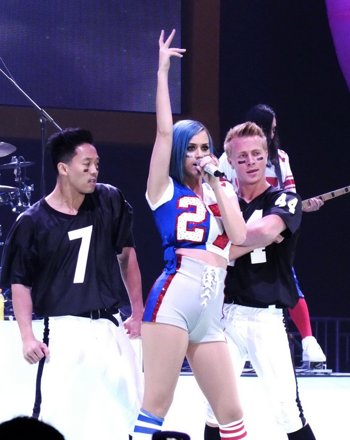 Katy Perry in kurzen Socken beim DirectV Super Saturday Night Concert
 #75274611