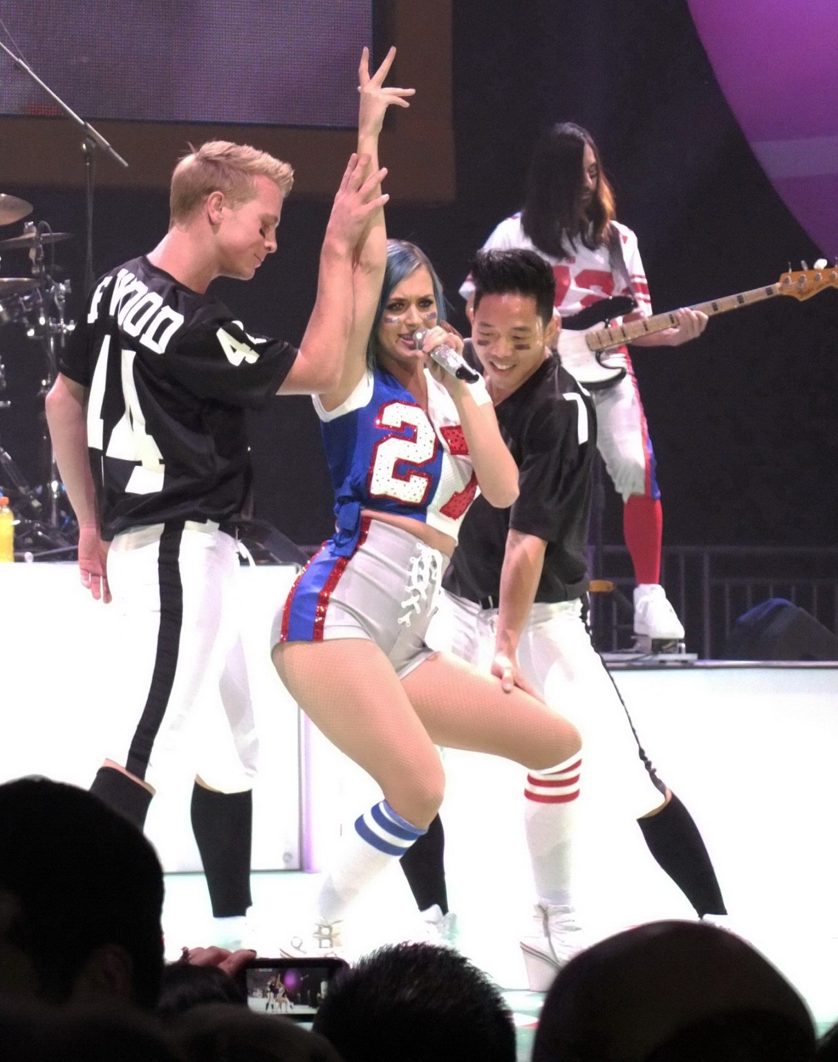 Katy Perry in kurzen Socken beim DirectV Super Saturday Night Concert
 #75274631