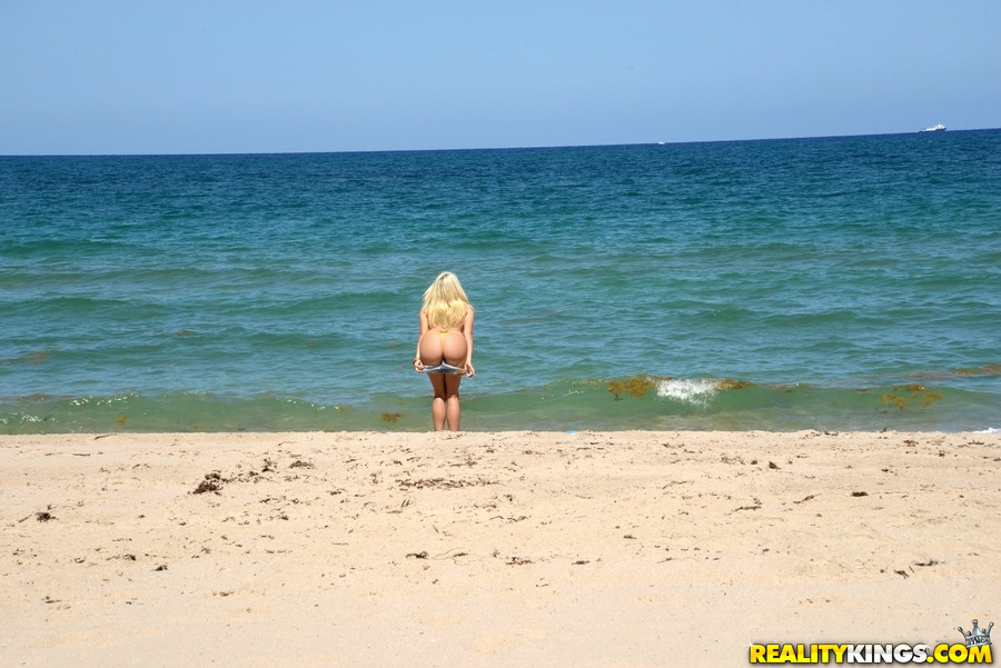 Deux filles brésiliennes de plage baisées à fond pour des dollars.
 #72238737