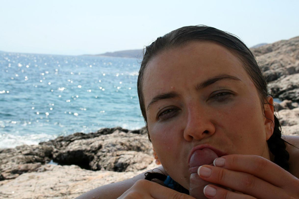 Une femme amateur se fait tailler une pipe sur la plage.
 #77677890