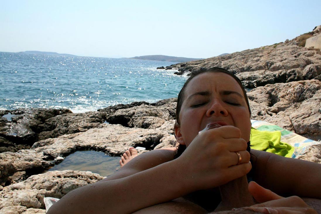 Une femme amateur se fait tailler une pipe sur la plage.
 #77677914