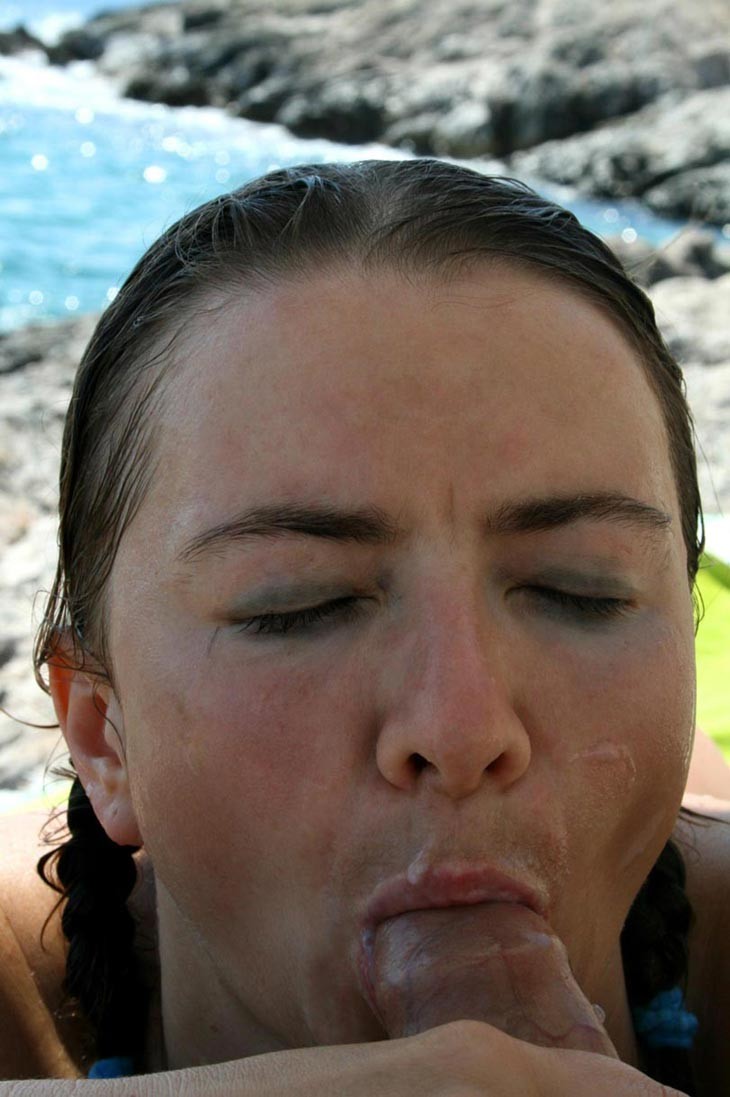 Une femme amateur se fait tailler une pipe sur la plage.
 #77677927