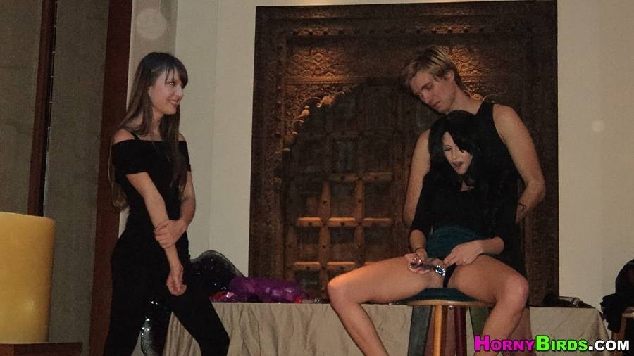 Sexy Mädchen bereit für Sex-Party mit vielen Dildos
 #71119940